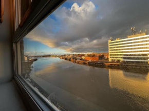 Lovely, Sleeps 6, Riverside Views, Parking, GY
